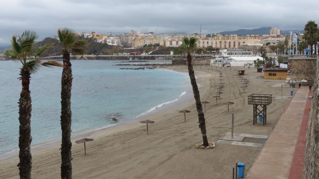 Desalojan parte de la playa de la Ribera tras localizar un proyectil en la arena